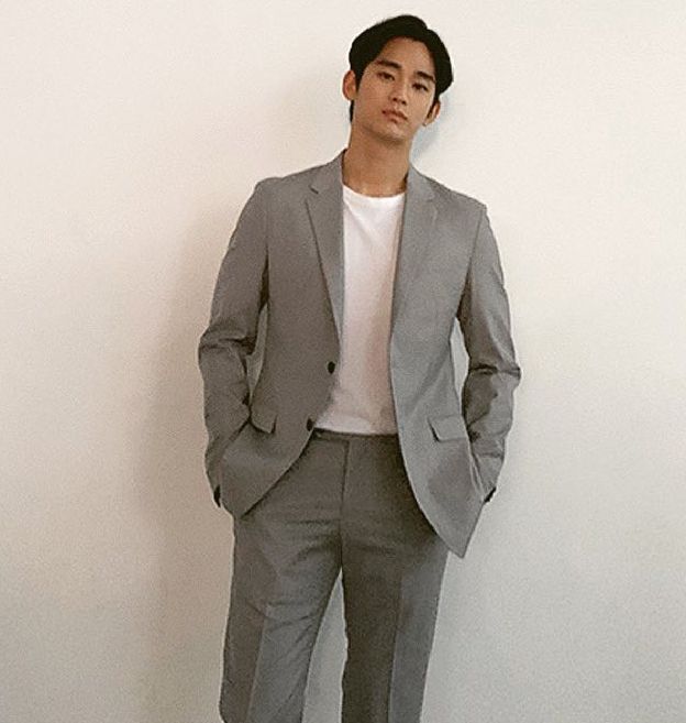 Kim Soo hyun in a gray jacket and pants