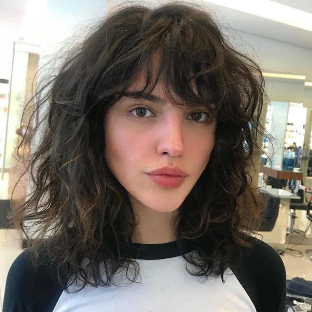I Care A Lot actress Eiza Gonzalez with curly hair.