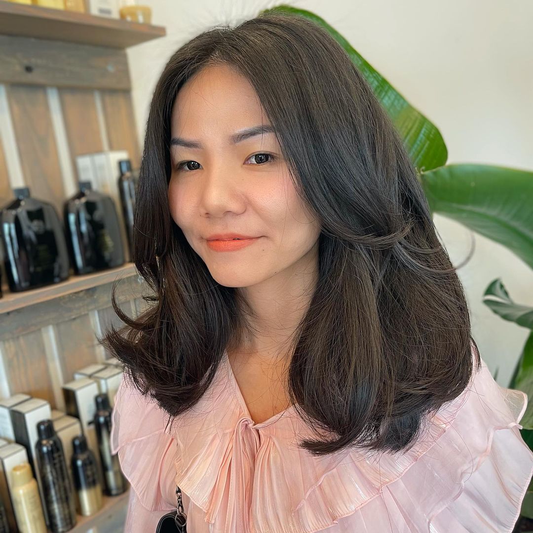 Woman with medium length ’90s layers.