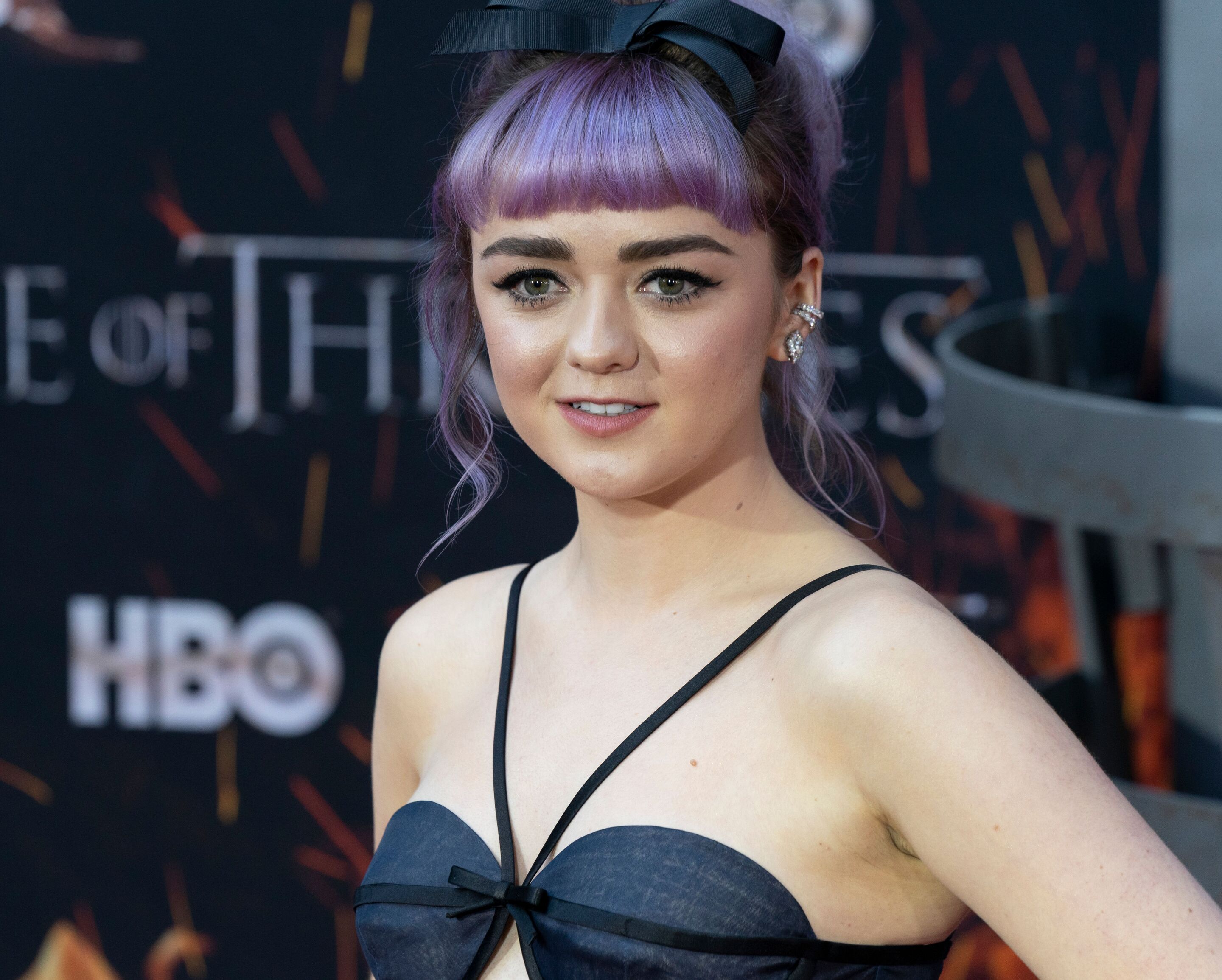 Maisie Williams with pastel purple hair on the red carpet.