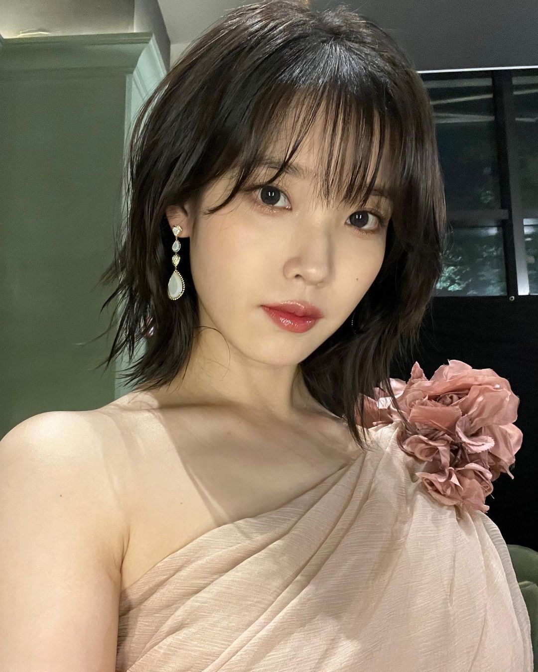 A selfie of IU with short hush cut hair.