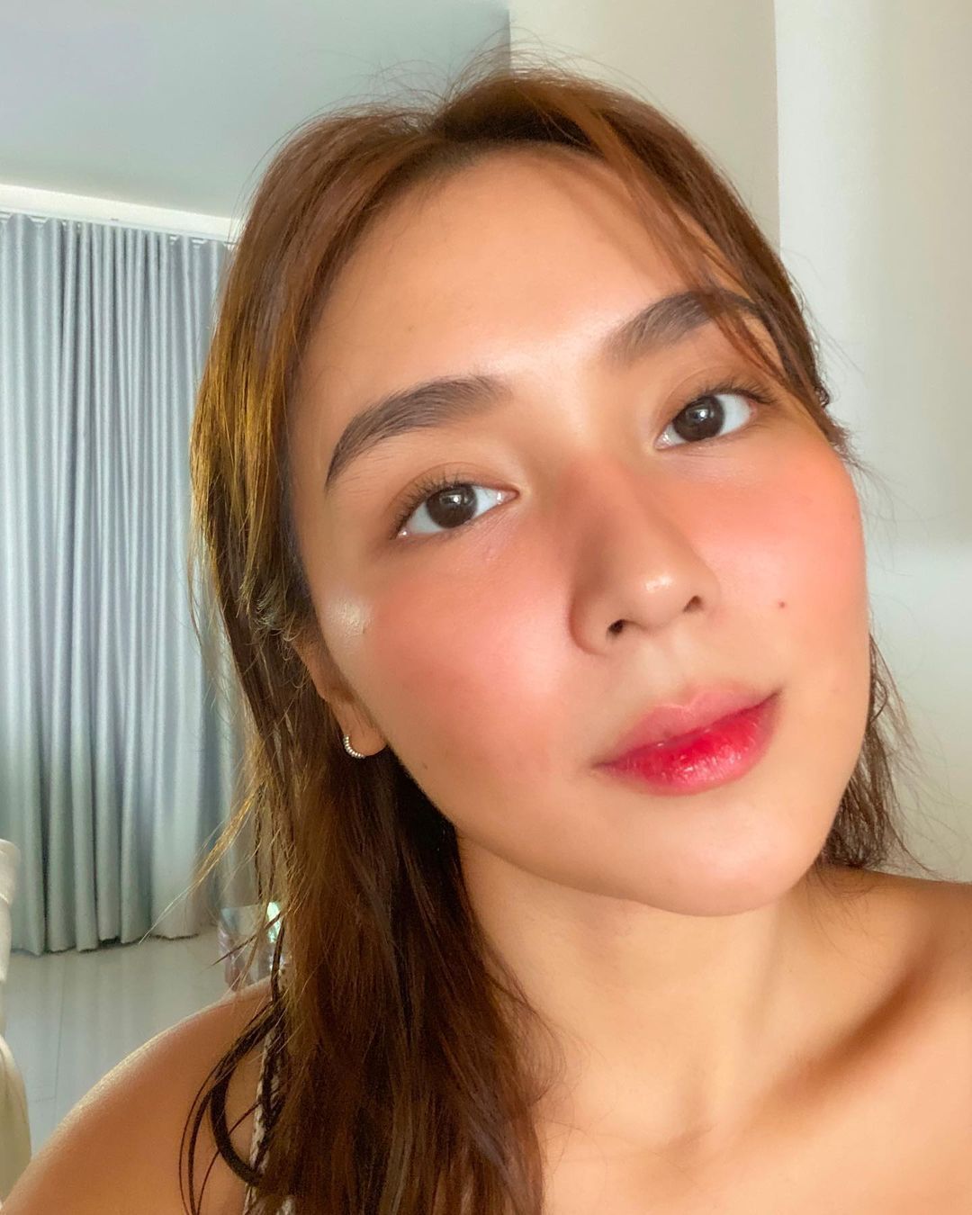  Kathryn Bernardo showing off her everyday makeup look 