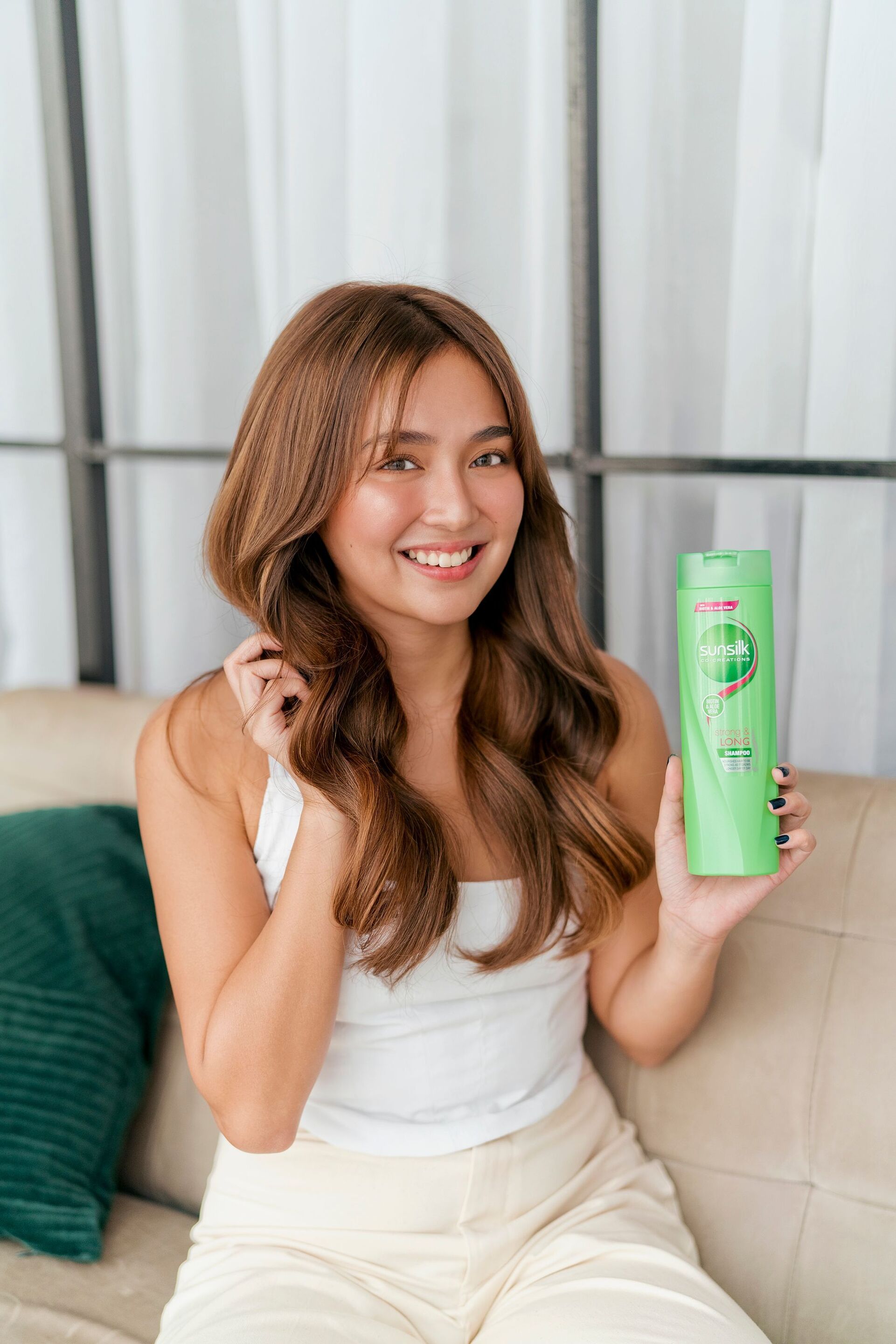 Kathryn Bernardo holding a Sunsilk product
