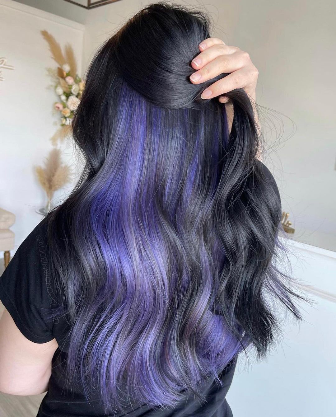 If your office doesn’t allow colored hair, opt for peekaboo highlights. (Instagram.com/pallurepro)