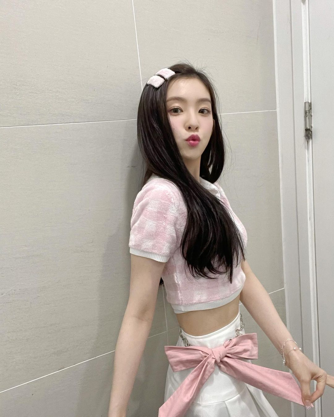 Red Velvet's Irene wearing a set of barrettes doing a duck face.