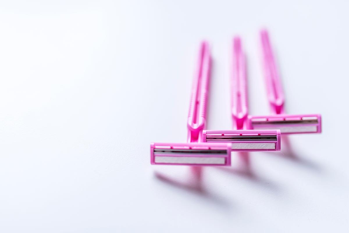Set of three pink disposable razors