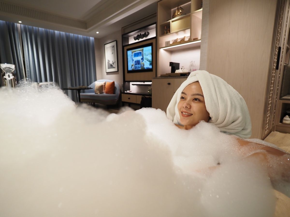 6 Ways to Elevate Your Bubble Bath 