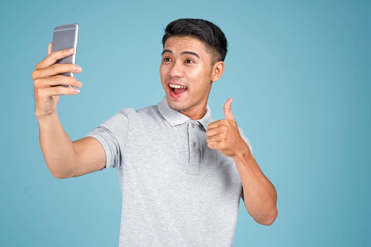 8 Selfie Poses for Men That Won't Scare Women Away