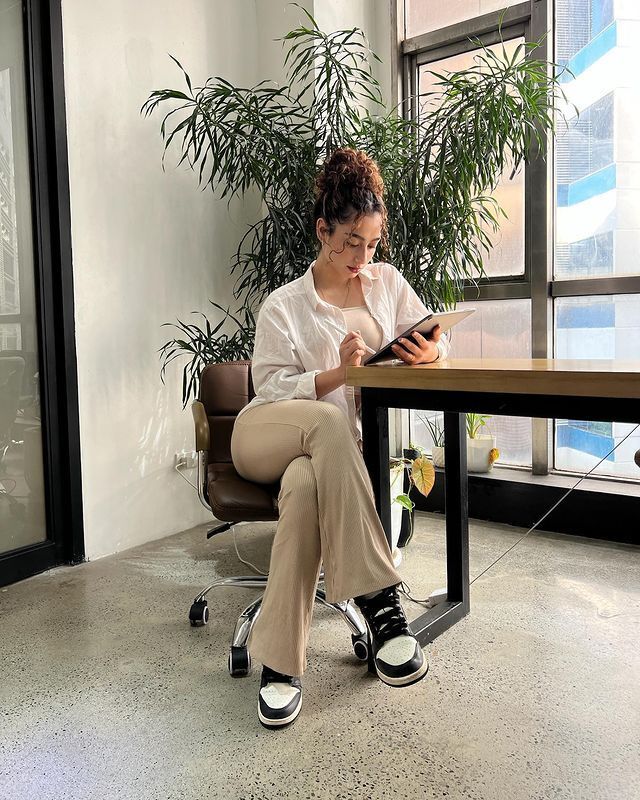 Zahra Abani wearing the pineapple hairdo with a few face framing pieces.