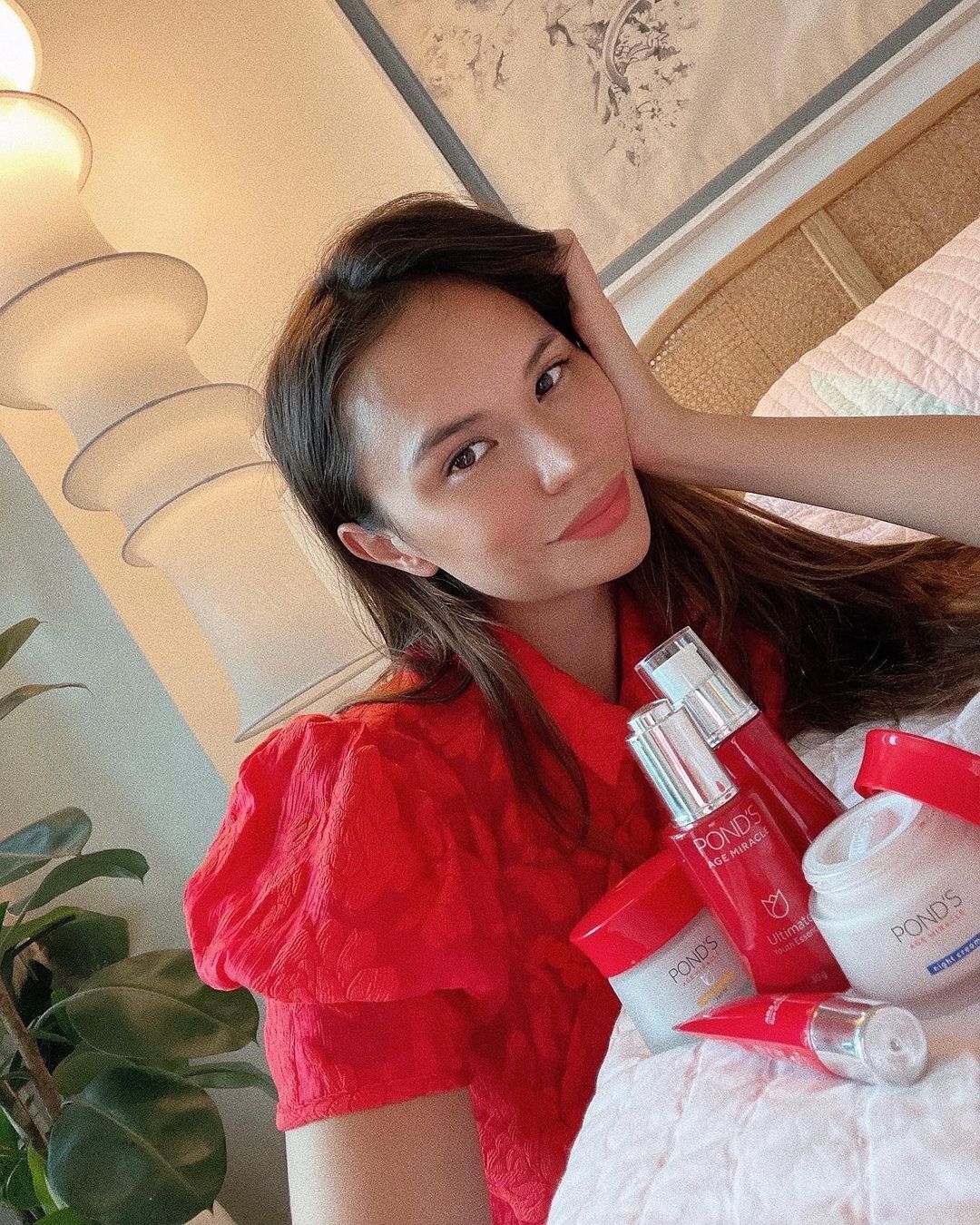 Filipina celebrity Jess Wilson with POND’S Age Miracle products