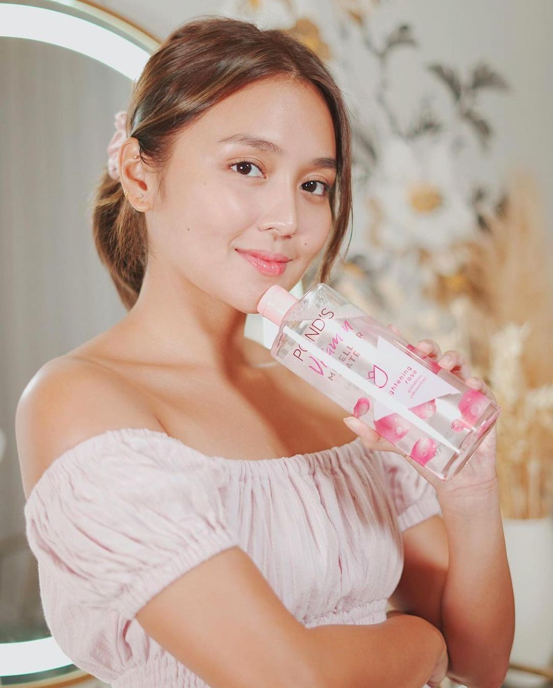 Actress Kathryn Bernardo wearing a pink top and holding POND’S Vitamin Micellar Water product