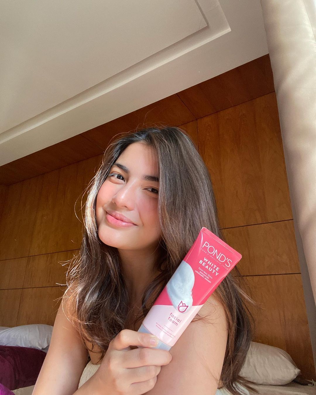 Actress Jane de Leon holding a POND’S Facial Foam product
