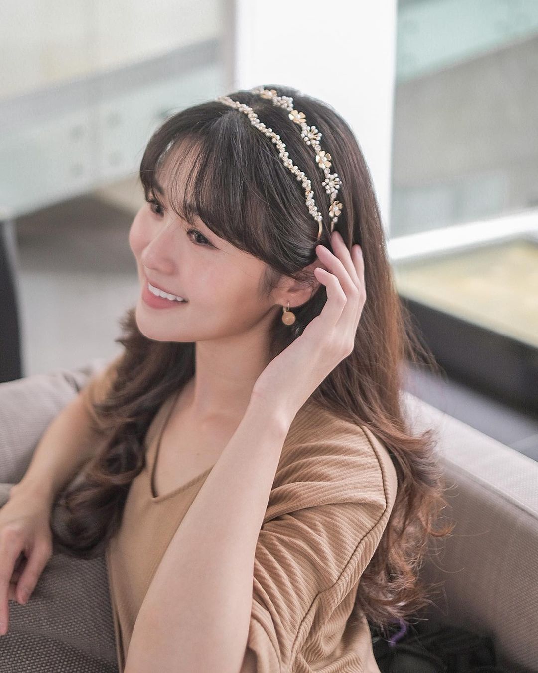 Make a statement by wearing not one, but two headbands. (Instagram.com/dewisiska)