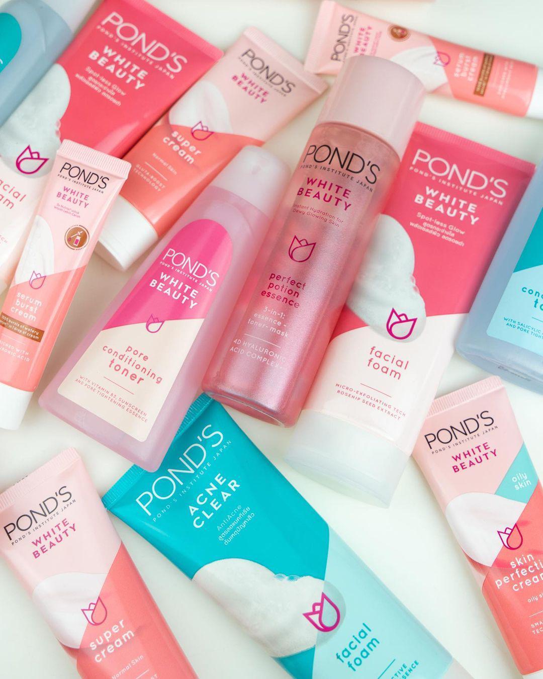 Various POND’S skincare products laid on a white background 