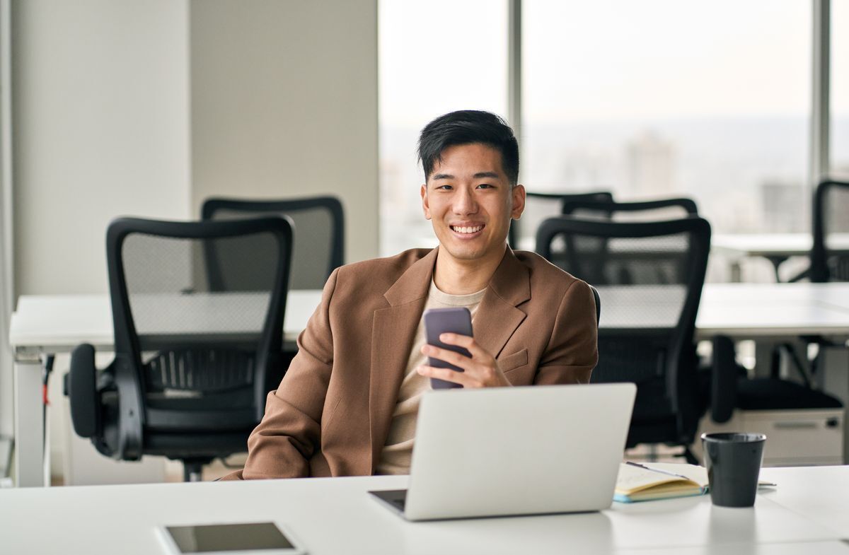 Body Language Cues of a Self-Assured Man 