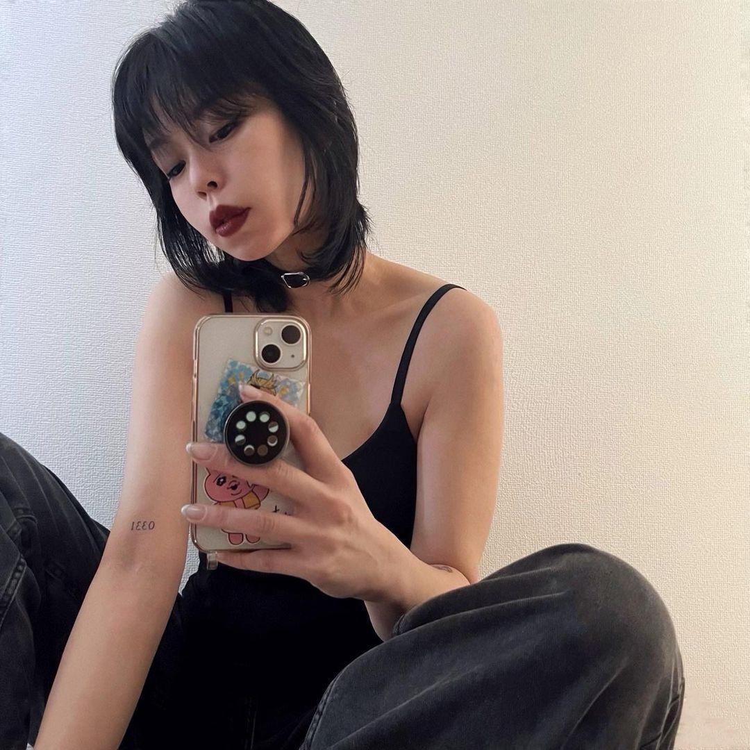 Woman measuring her thigh circumference.