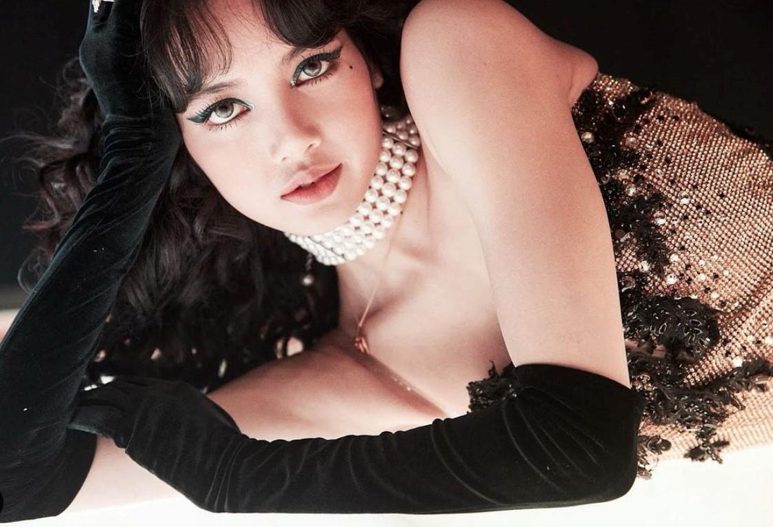 Blackpink’s Lisa’s classic cat eye makeup look 