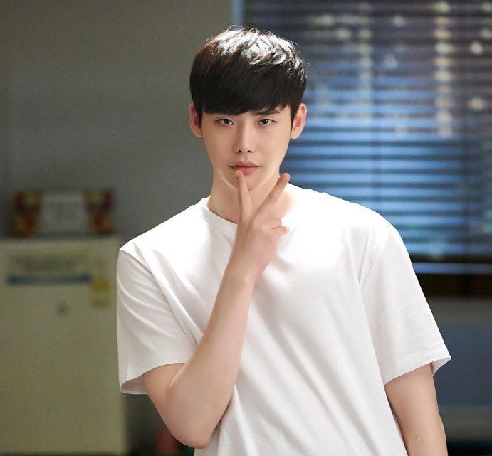 Lee Jong Suk wears the popular two-block haircut.