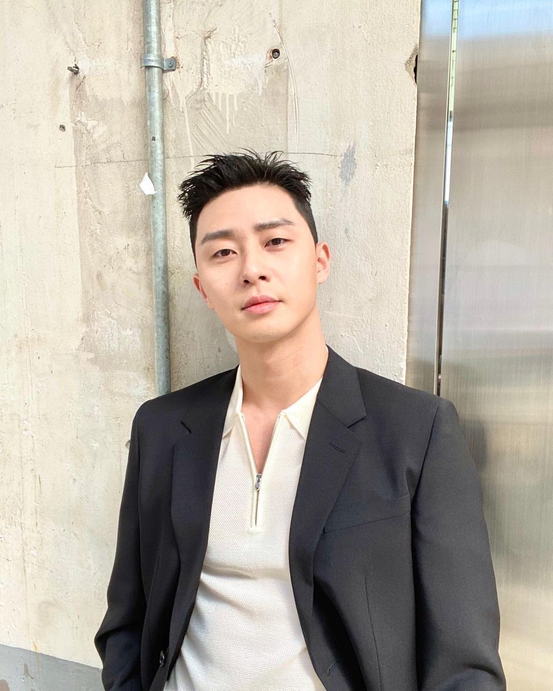 Park Seo Joon with fuss-free, clean-cut hair.