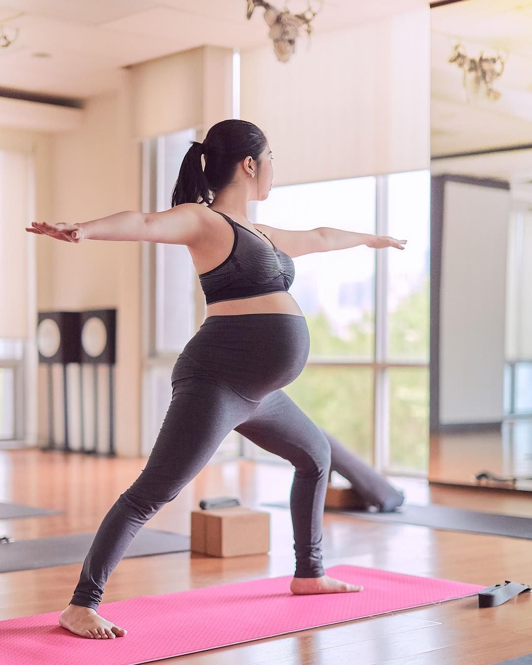 Michelle Lapuz was 36 weeks pregnant in this photo while doing a Warrior II pose. (Credit: instagram/michiiibi)