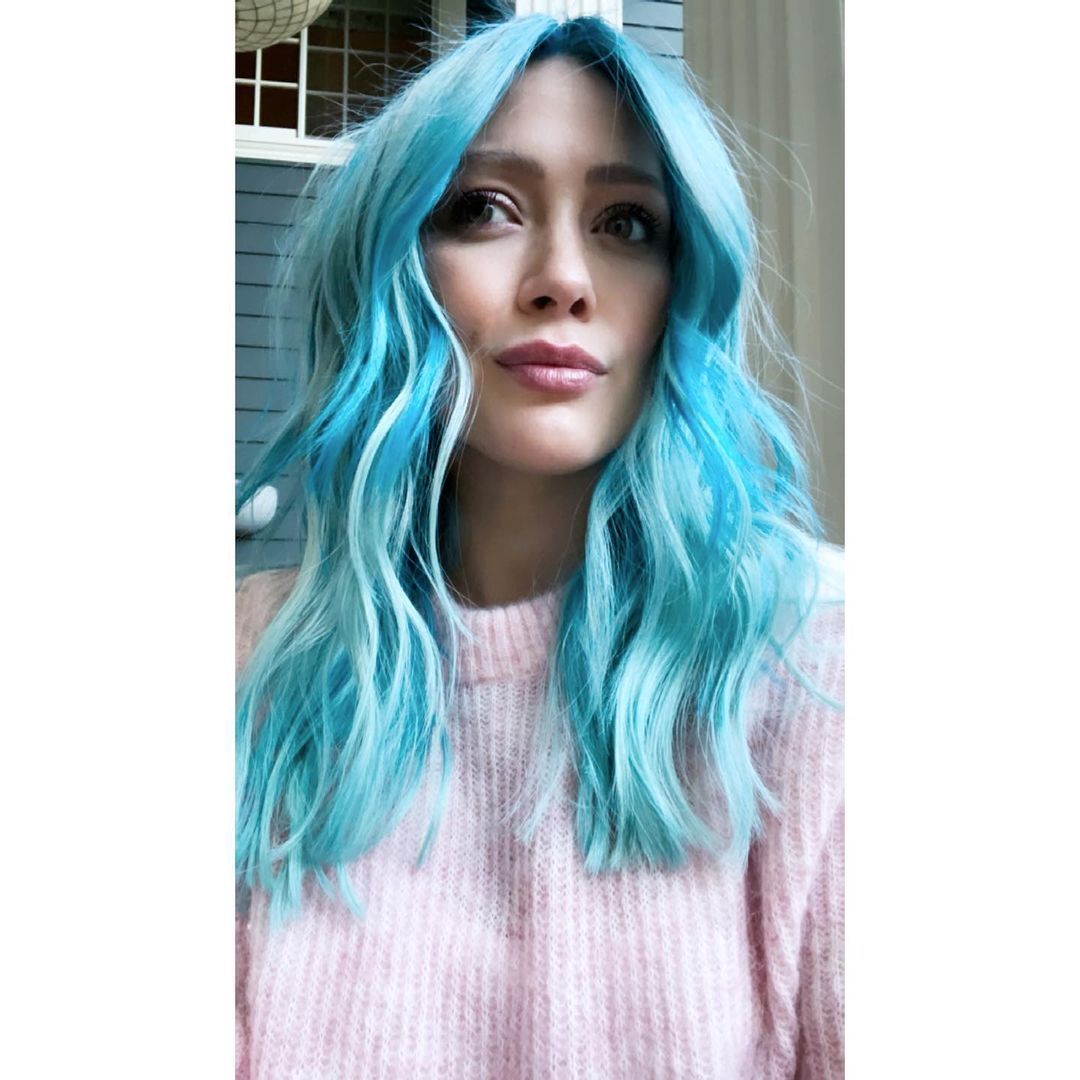 Celebrity Hilary Duff with her long blue hair
