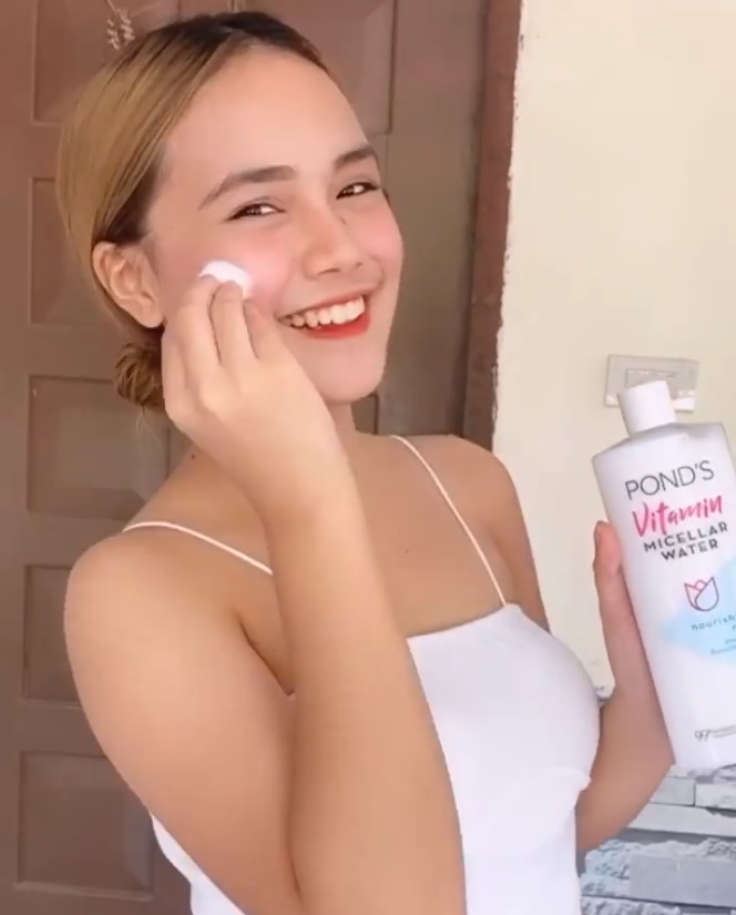  Twittle Dizon holding a bottle of POND’s Vitamin Micellar Water Nourishing Milk