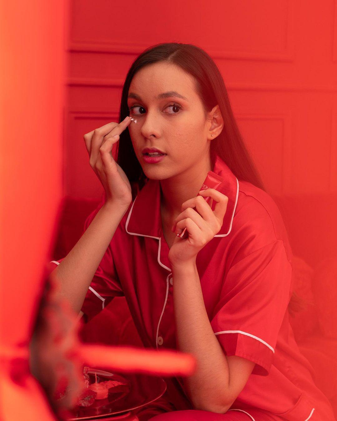 A woman applying POND’S Eye Cream