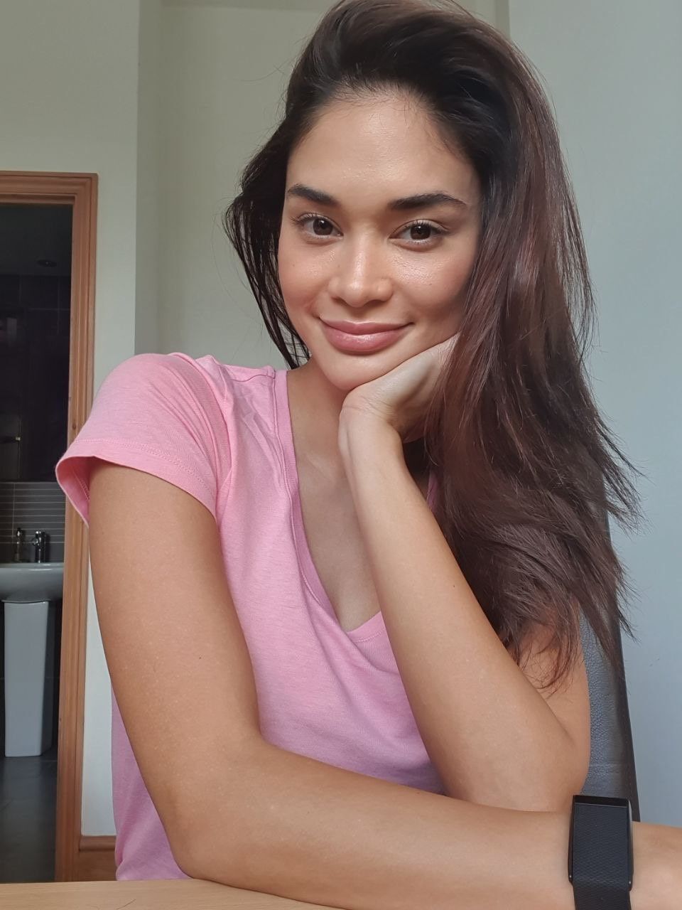pia wurtzbach in a pink skirt
