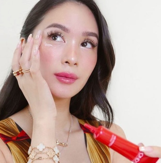 heart evangelista applying eye cream