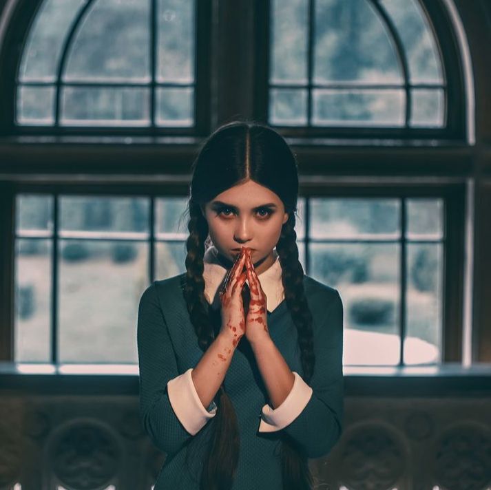 Photo of a girl dressed as Wednesday Addams