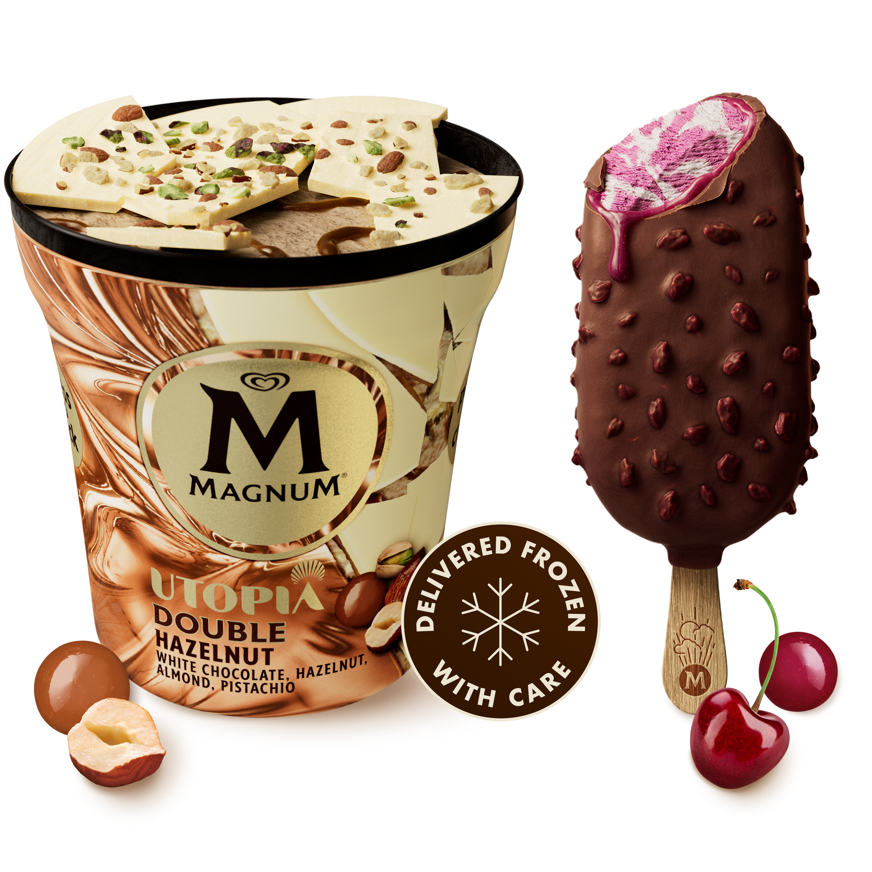 Una POT aperta di Magnum Utopia Double Hazelnut mostra un guscio di croccante cioccolato bianco ricoperto di nocciole salate, pistacchi e mandorle caramellizzati, che rivelano un gelato al latte al gusto di nocciola, con salsa di nocciole e scaglie di cioccolato bianco. Sulla POT sono raffigurati per metà la nocciola e un cerchio di salsa di nocciole. Accanto c’è il gelato New Magnum Double Cherry su stecco. È stato dato un morso, rivelando un gelato marmorizzato rosa e bianco e una salsa gocciolante. Accanto sono raffigurati una ciliegia e un cerchio di salsa all'amarena. Tra i due prodotti vediamo un'icona circolare con l'illustrazione di un fiocco di neve al centro, circondata dalle parole "consegnato congelato con cura"