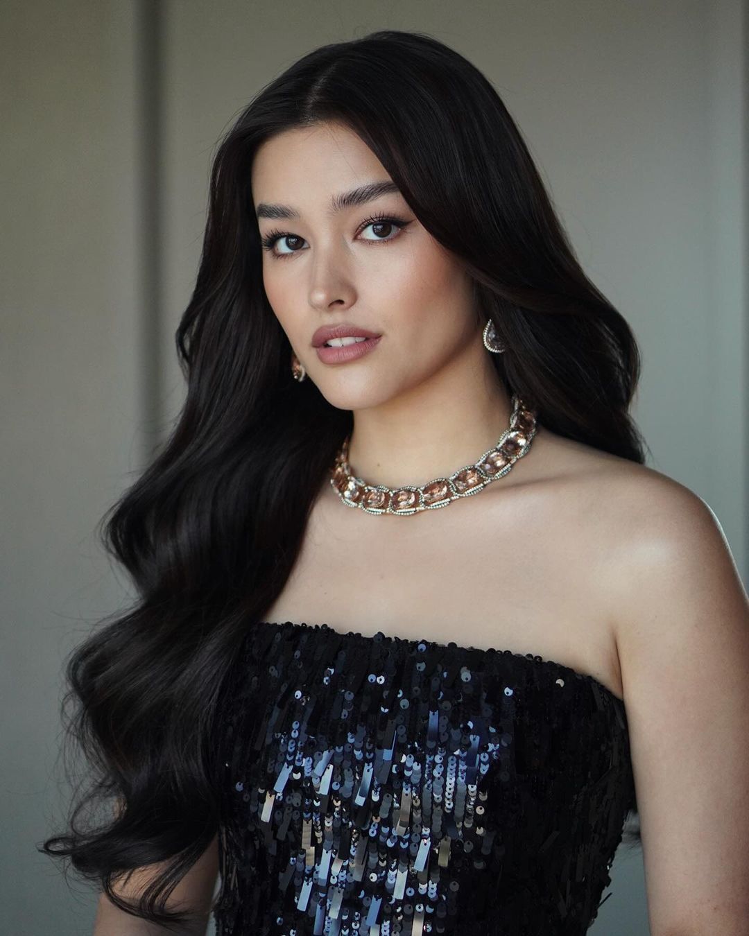  Soft wavy hair can make any outfit look 10x more elegant. (Instagram.com/lizasoberano)