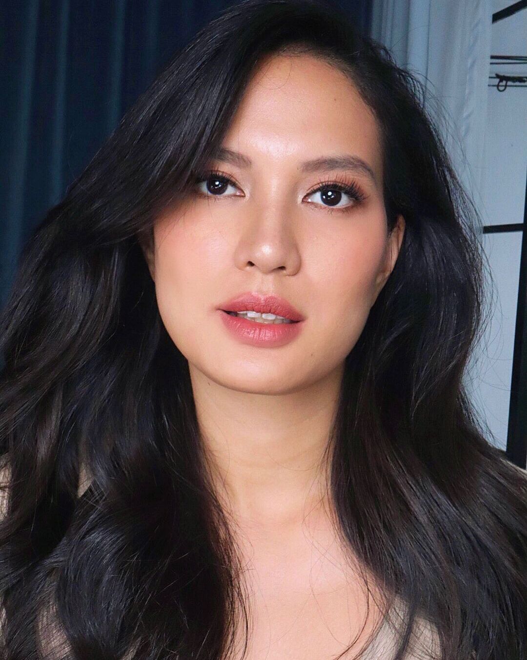 Changing your hair part gives you a new look and helps prevent hair thinning. (Instagram.com/isabelledaza)