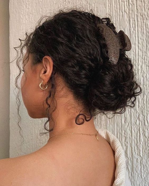 A hair clamp can help you create many updos in a cinch. (Pinterest.com/dosedeilusao)