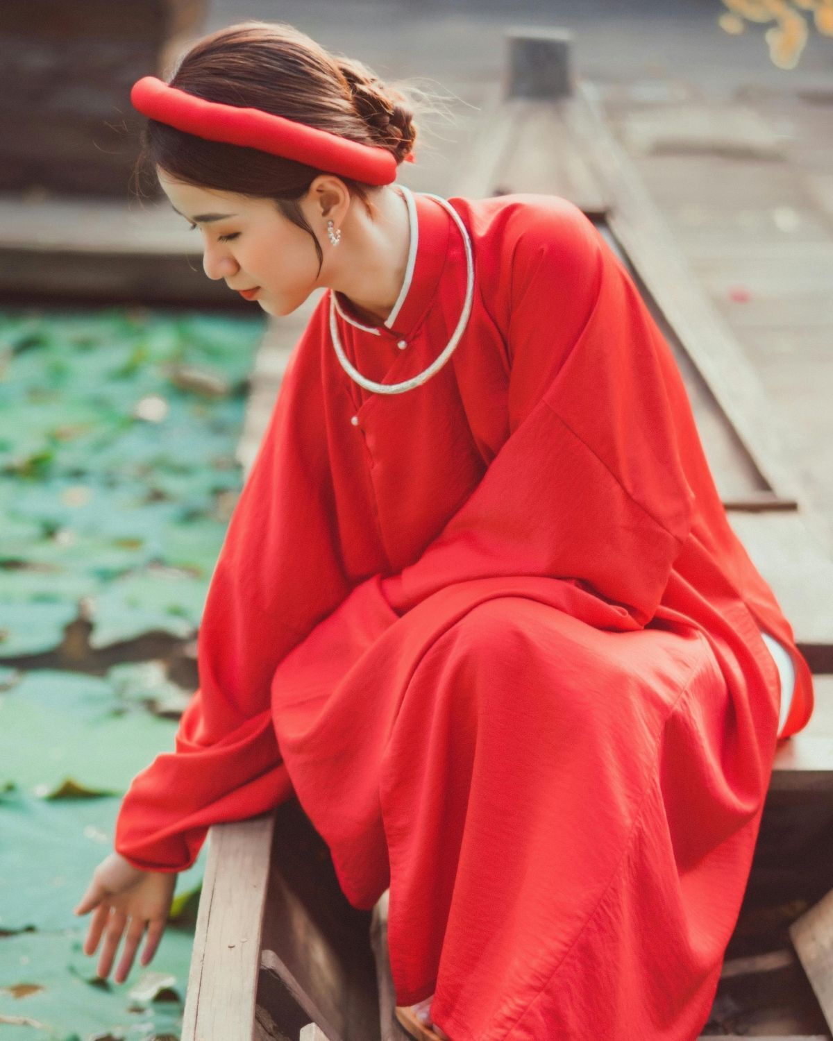 Kiểu tóc cô dâu mặc áo dài đội mấn búi thấp giản dị