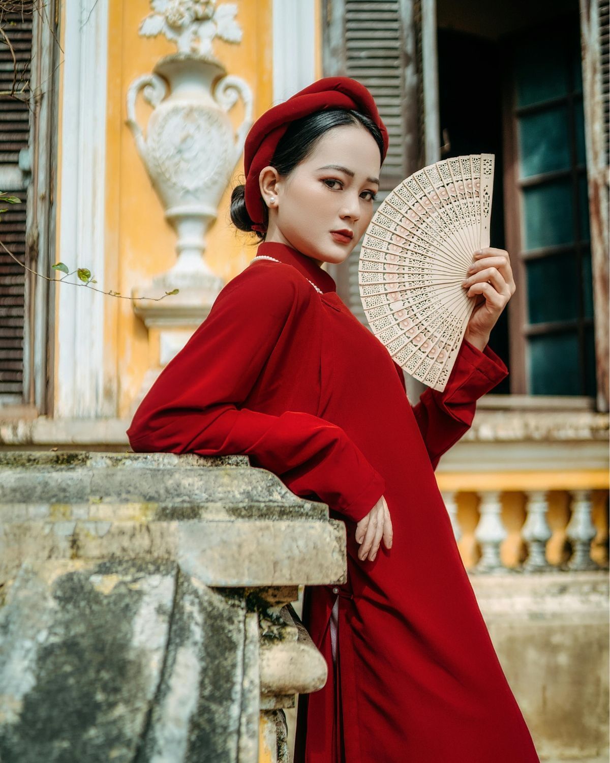 Kiểu tóc cô dâu mặc áo dài đội mấn búi thấp giản dị