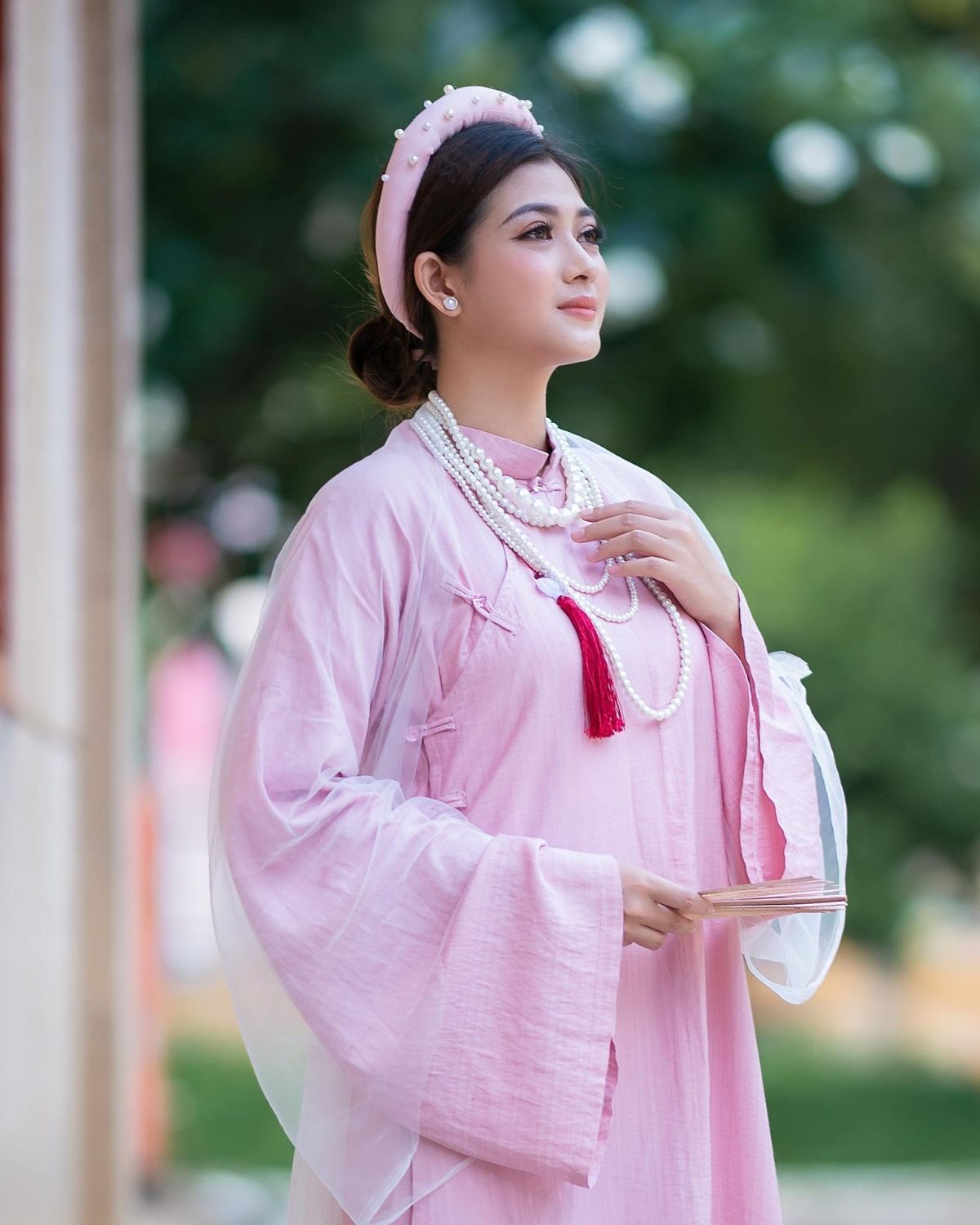 Kiểu tóc cô dâu mặc áo dài đội mấn búi thấp giản dị