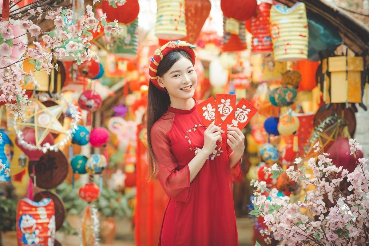 Kiểu tóc cô dâu đội mấn dài xõa tự nhiên