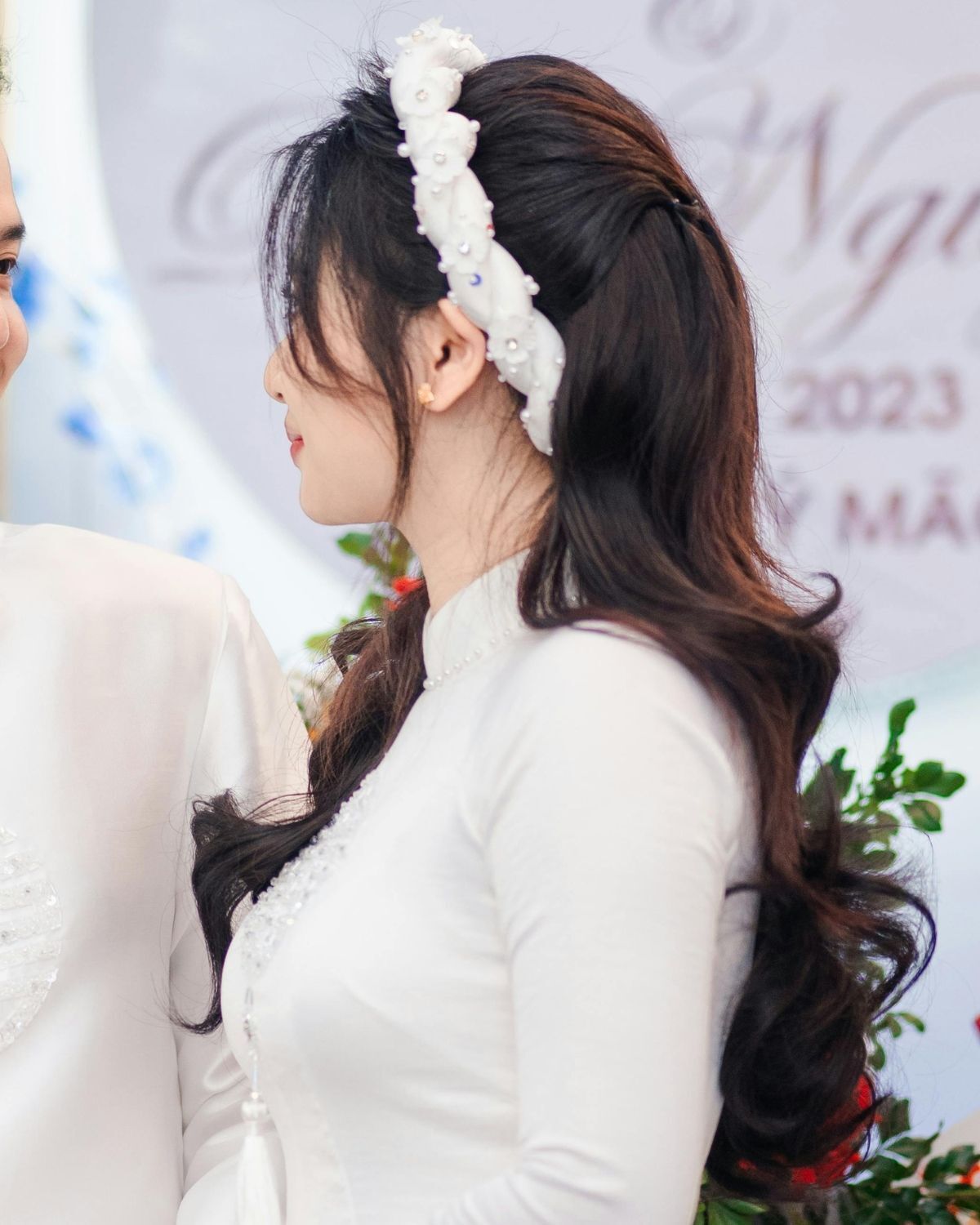 Kiểu tóc cô dâu mặc áo dài đội mấn buộc nửa đầu