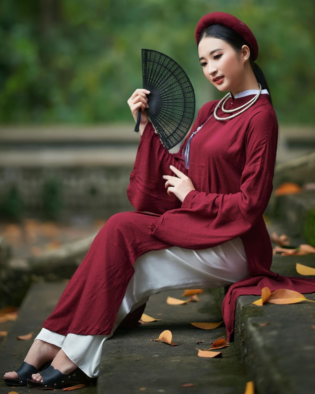 Kiểu tóc cô dâu đội mấn buộc thấp