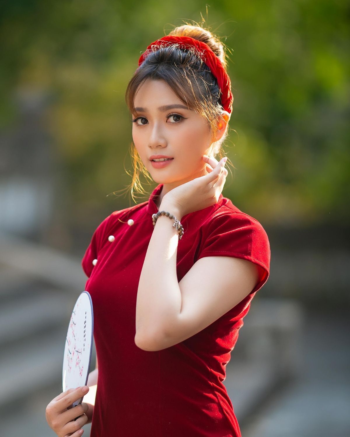 Tóc cô dâu đội mấn búi cao