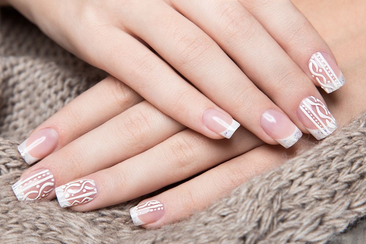 mẫu nail sơn đầu móng trắng bàn tay móng vuông ngắn đầu móng trắng có vẽ họa tiết màu trắng