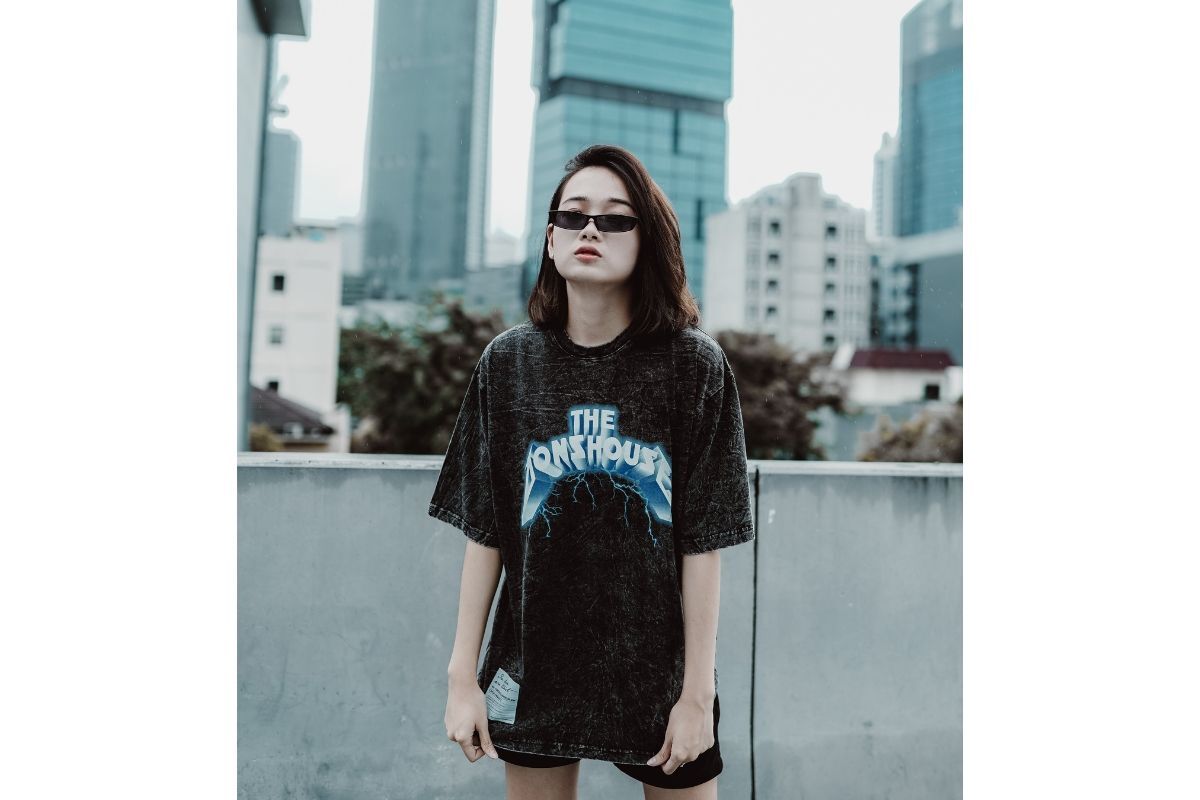 Cô gái mặc áo thun màu đen in chữ màu trắng