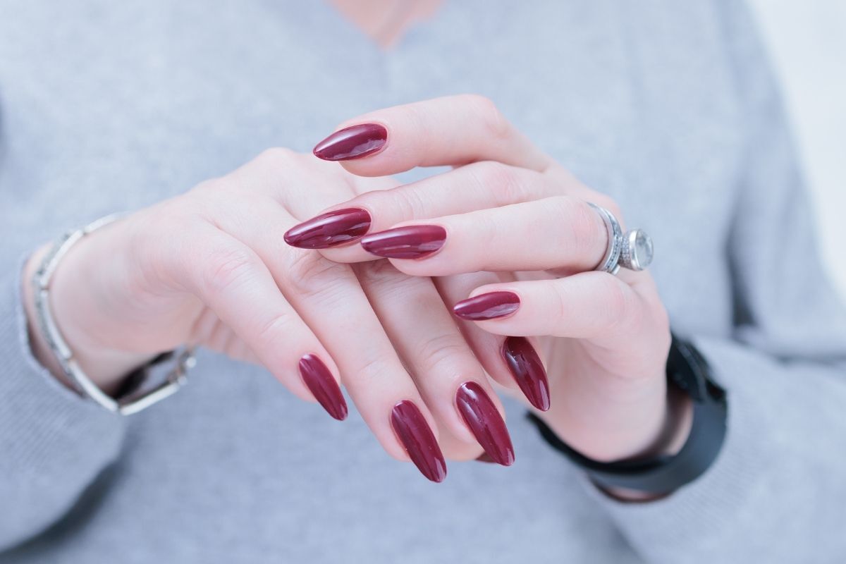 nail màu đỏ rượu hai bàn tay móng nhọn màu đỏ rượu 