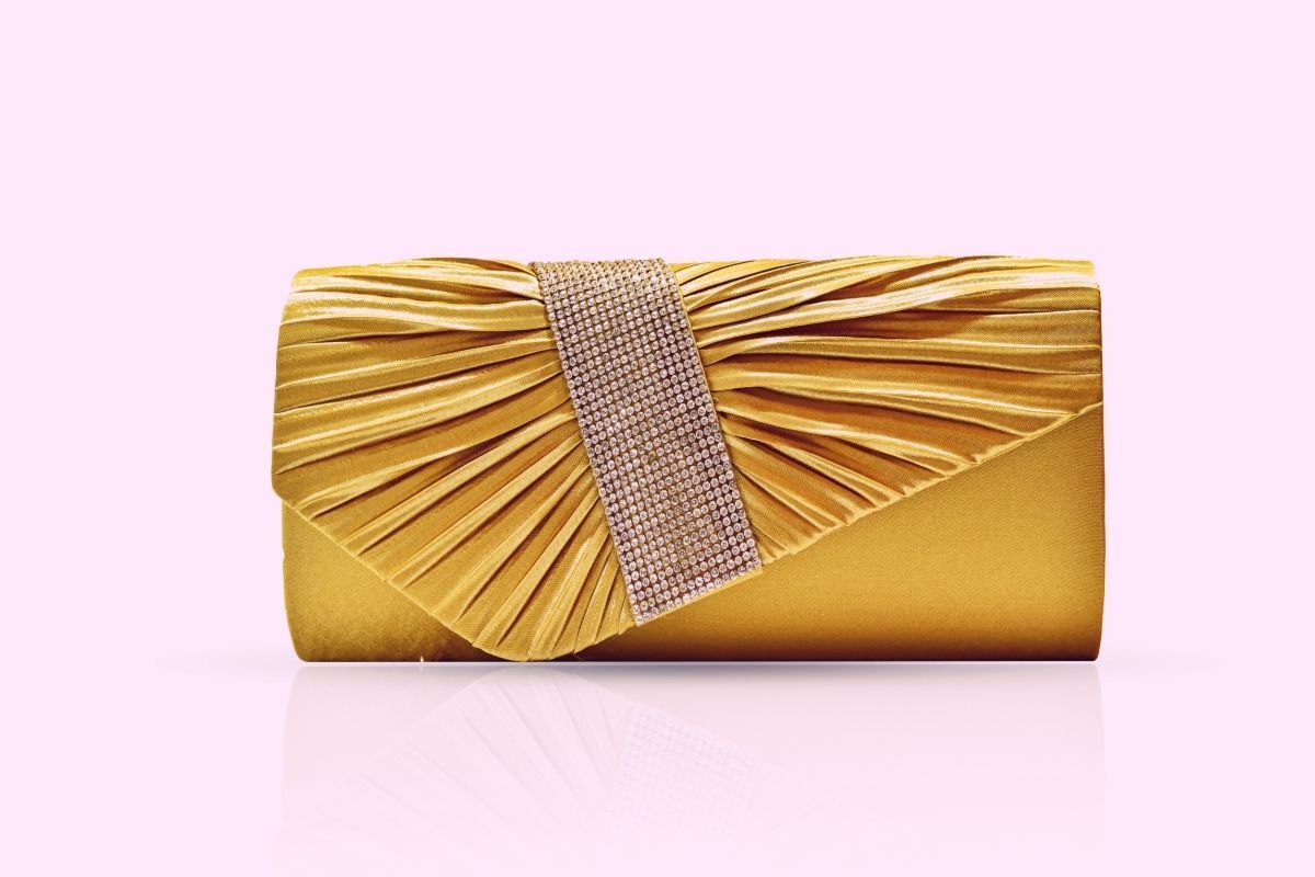 Ví cầm tay màu vàng trên nền hồng