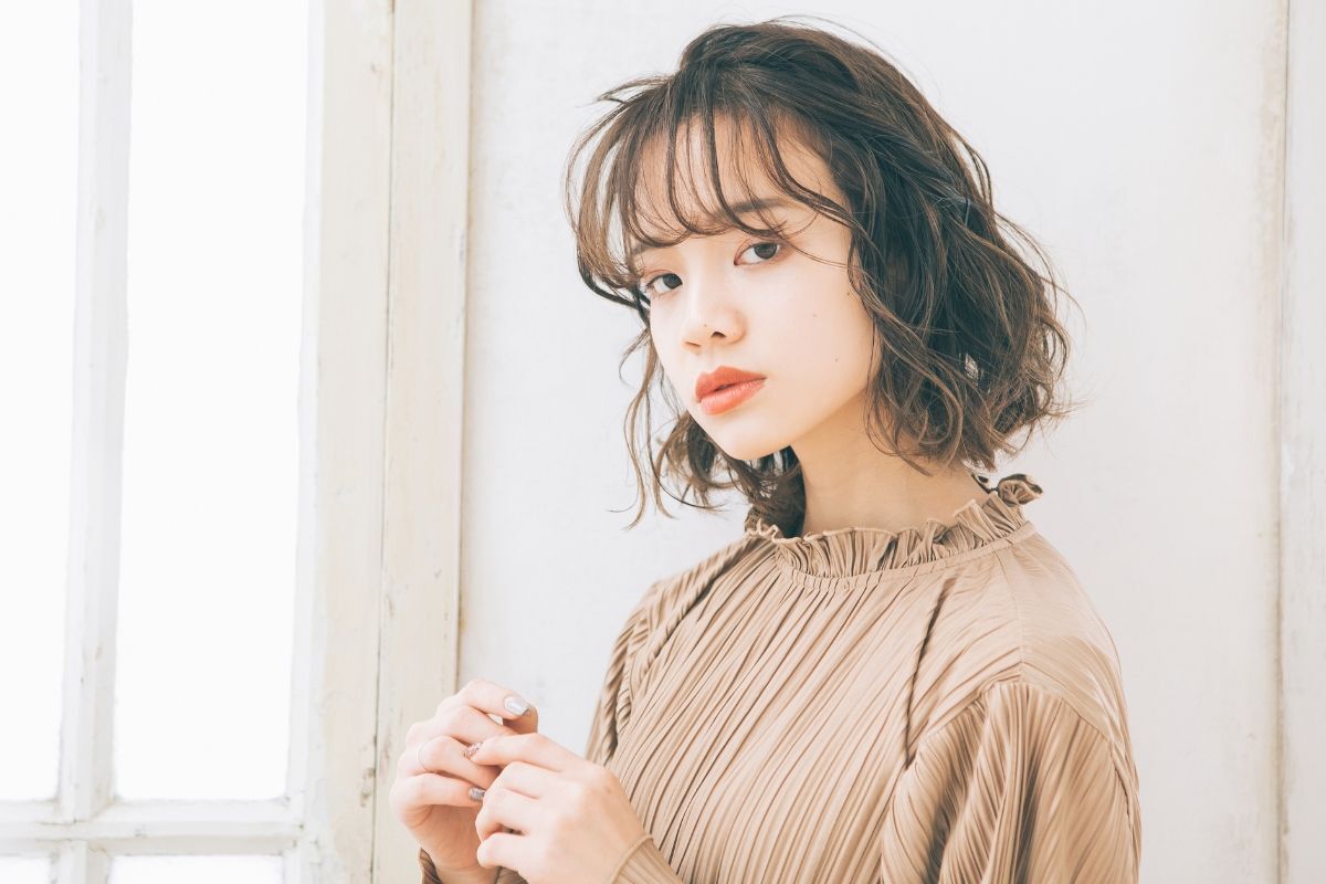 Màu tóc ngắn đẹp cô gái tóc xoăn nhẹ màu nâu