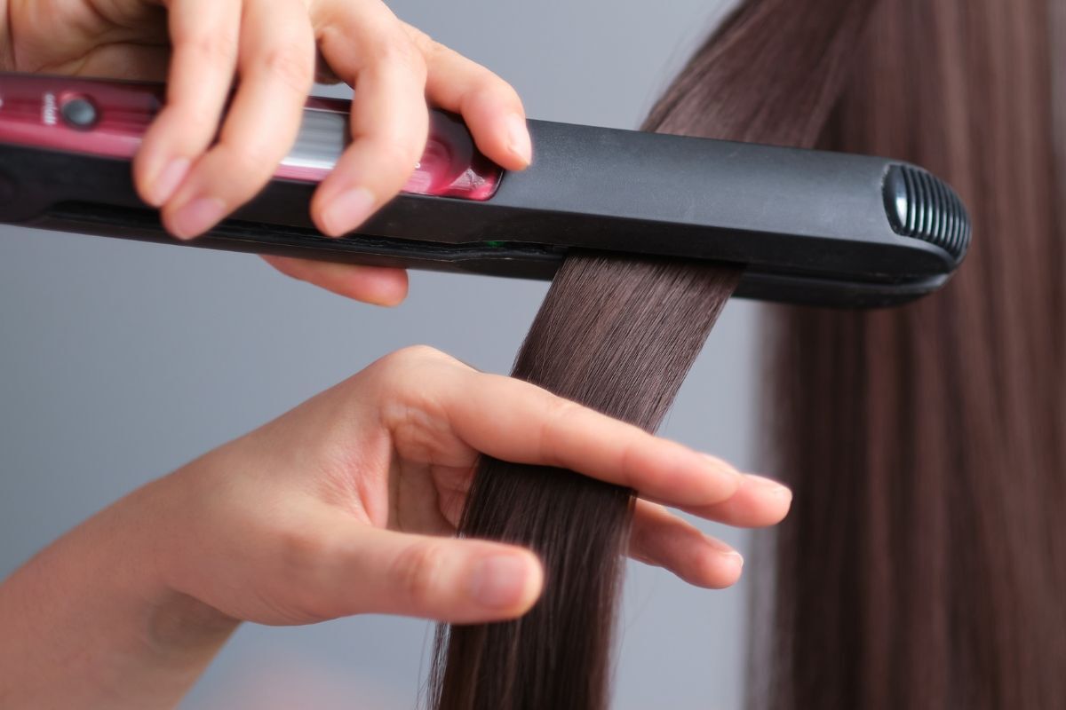 Dùng máy ép tóc màu đen để giữ nếp mái thưa