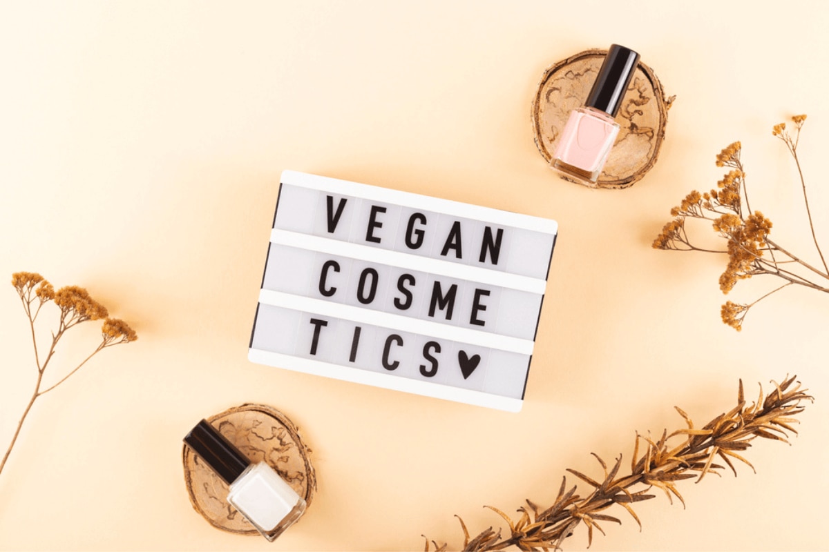 mỹ phẩm thuần chay là gì vì sao mỹ phẩm thuần chay ngày càng được ưa chuộng chữ cái tiếng anh màu đen trên nền trắng