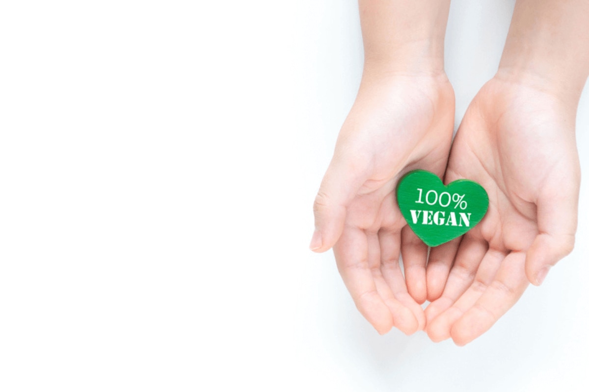 mỹ phẩm thuần chay là gì làm thế nào để nhận biết mỹ phẩm thuần chay hình trái tim màu xanh trong lòng bàn tay lật ngửa