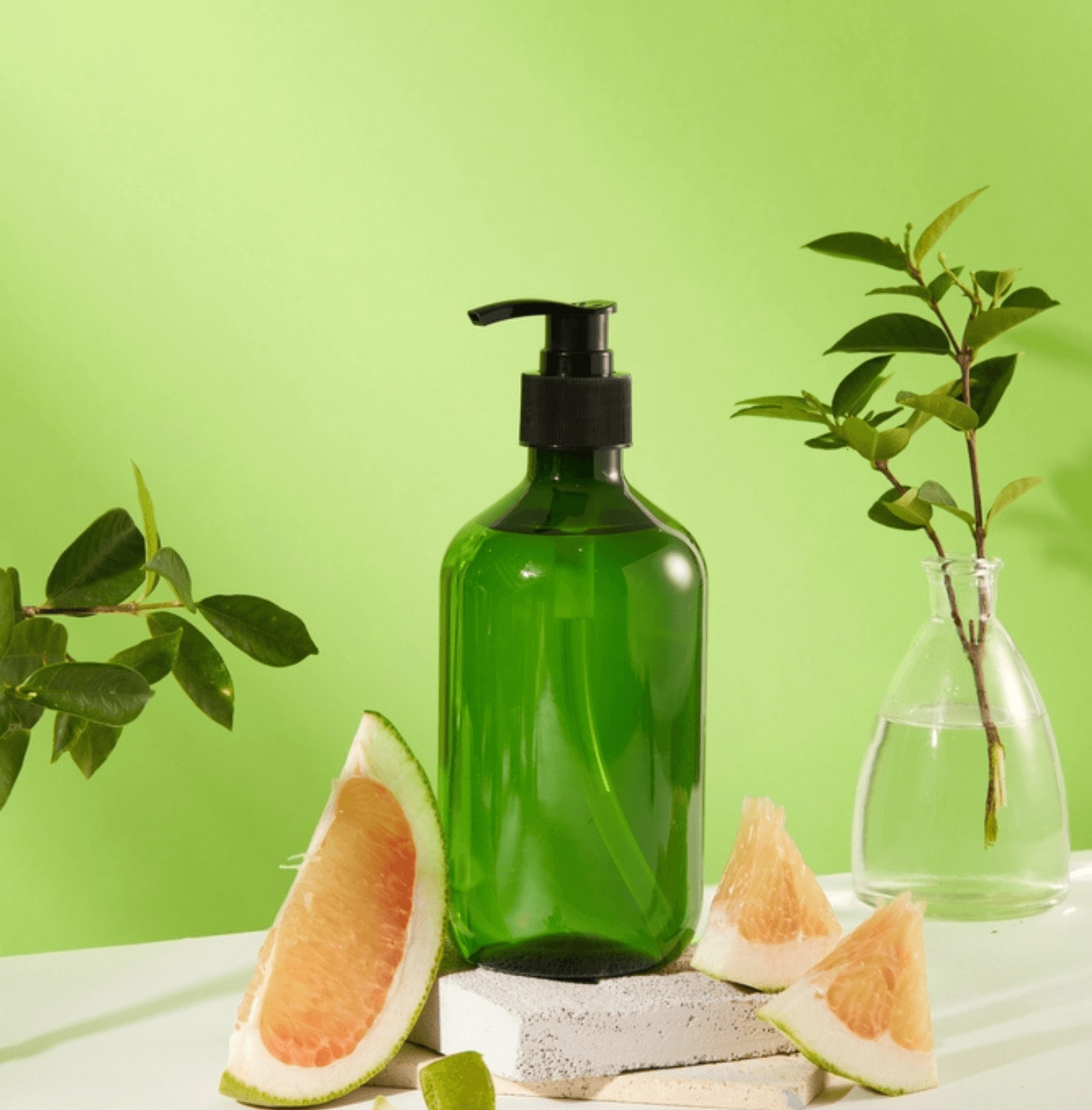 cách mọc tóc nhanh cho nam tinh dầu bưởi quả bưởi bị cắt thành nhiều phần xếp cạnh chai nhựa màu xanh lá
